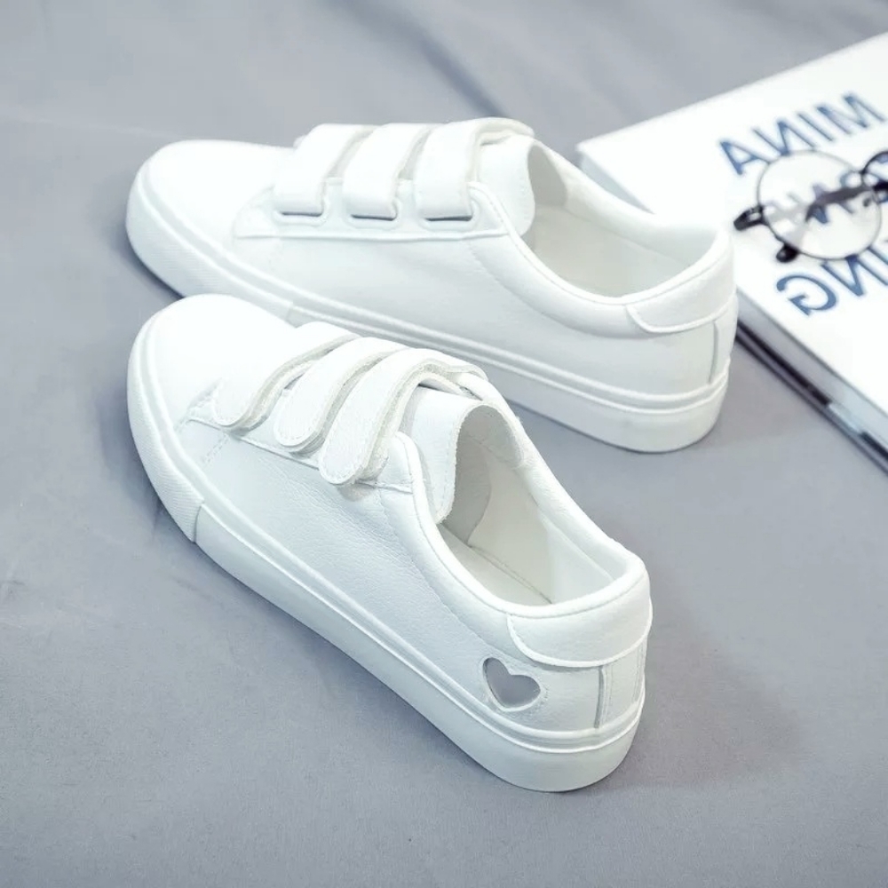 🆕🌟7 White Sneakers casual and cute silver heart - Picture 2 of 3